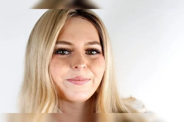 Foto colorida de Isla Sneddon, jovem que faleceu com câncer de mama aos 17 anos - Jovem de 17 anos morre após câncer de mama não ser investigado - Metrópoles