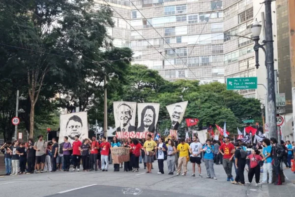 Egressa da Unesp denuncia professor por estupro e estudantes protestam - Metrópoles