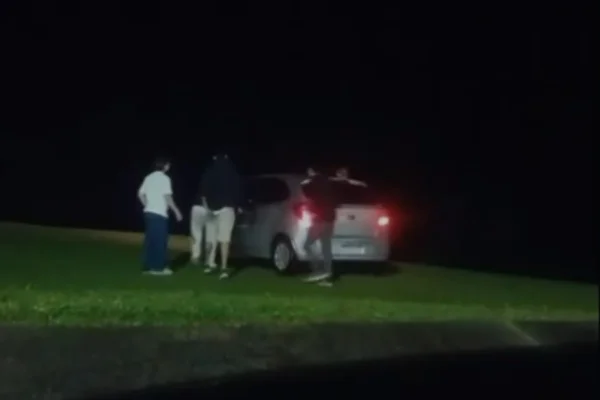 Imagem colorida, carro despenca de Morro no RS- Metrópoles