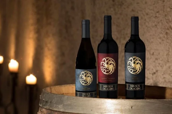 Foto colorida do vinho feito para comemorar a estreia de House of the Dragon