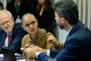 Marina Silva em sessão de comissão no Senado