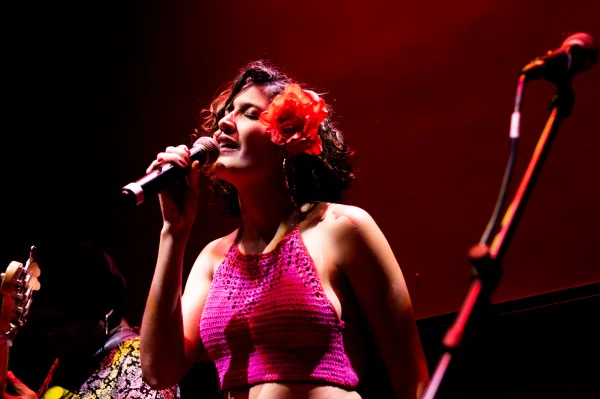 Balada de SP inova com batalha dos “The Voice” e competição de karaokê