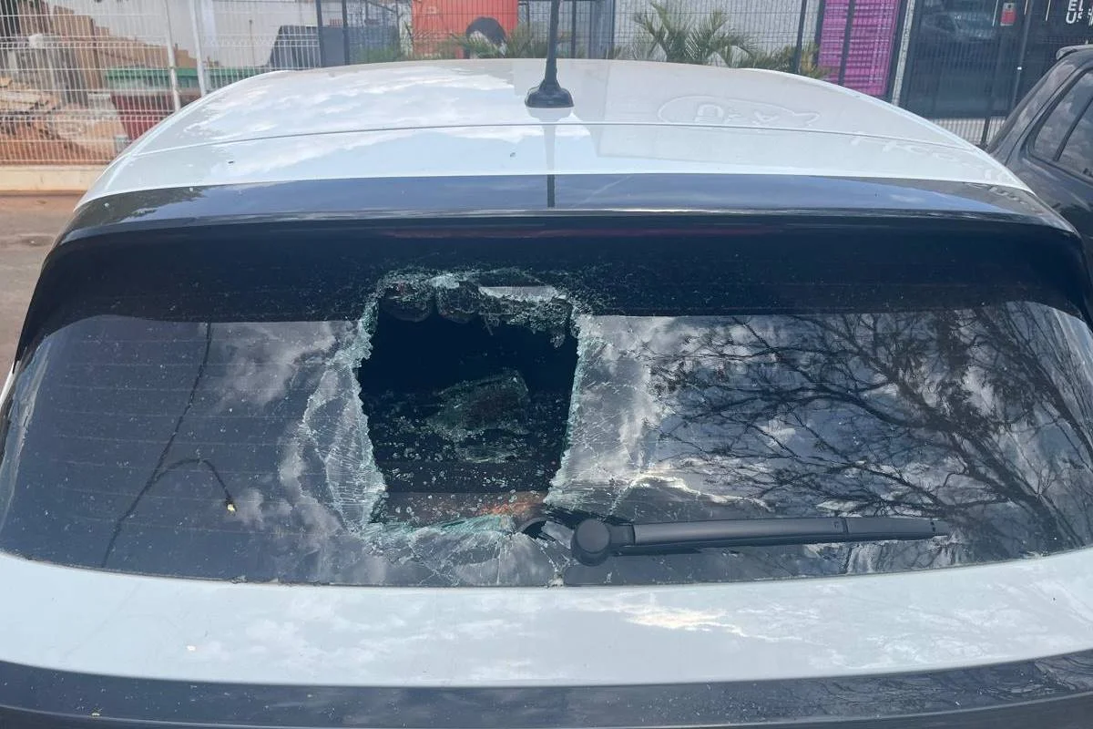 Moradora de rua joga pedras e quebra carros estacionados no Lago Sul - imagem 1 Moradora de rua joga pedras e quebra carros estacionados no Lago Sul - imagem 1