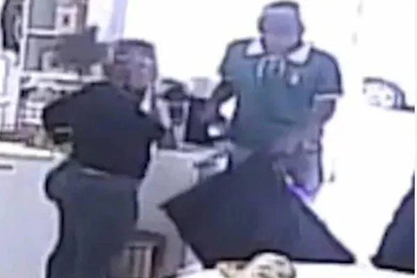 Dona de loja de uniformes espanta assaltante com espanador em Curitiba; assista ao vídeo