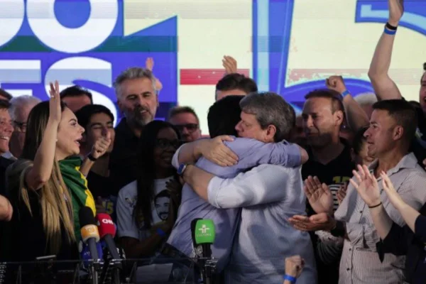 Foto colorida de Ricardo Nunes abraçando Tarcísio de Freitas - Metrópoles