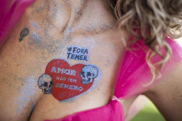 Em sambas e marchinhas, agremiações sobem o tom contra políticos