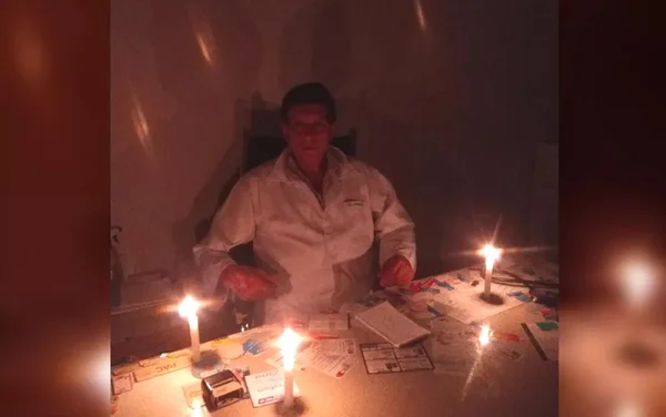 Falta de energia: médico atende pacientes à luz de velas em GO