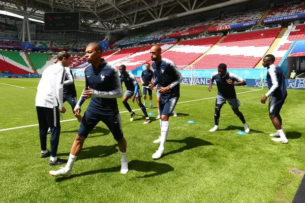França aposta na juventude para vencer a Austrália em estreia na Copa