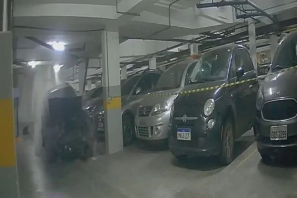 Imagem colorida mostra carro desgovernado descendo garagem de prédio na Bela Vista, centro de São Paulo - Metrópoles