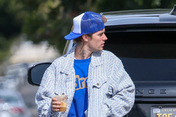 Cantor Justin Bieber com trucker hat, ou boné de caminhoneiro - Metrópoles