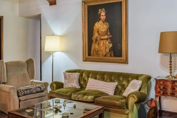 Foto colorida de pintura saqueada por nazistas vista em casa à venda na Argentina
