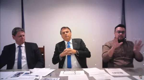 Bolsonaro propõe fundo da Petrobras para estabilizar preço do combustível