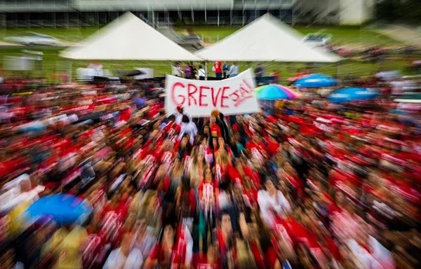 Sem reajustes salariais, servidores públicos ameaçam parar