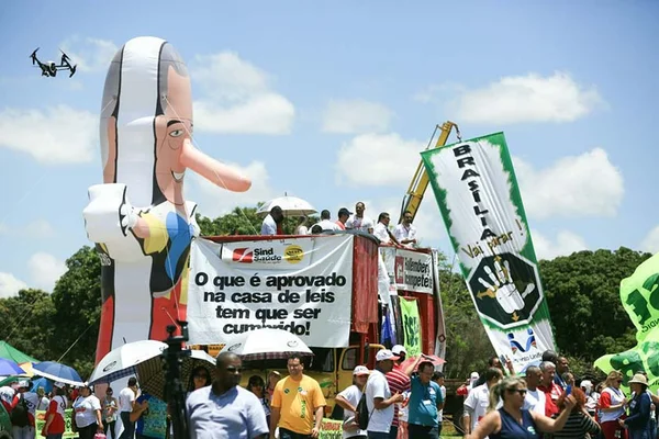 Servidores fazem paralisação de 24 horas por reajuste salarial