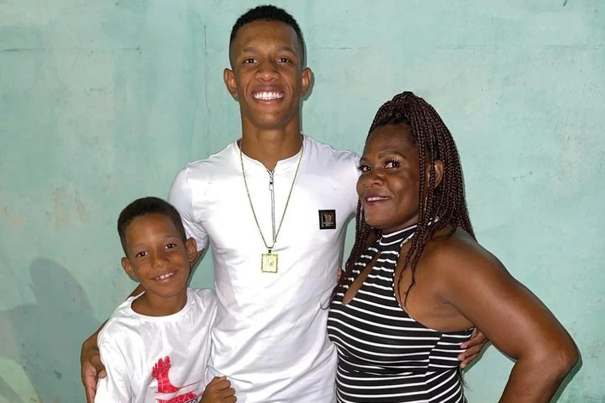 Marleny Ninha, mãe de Danilo Santos, vive uma emoção em dose dupla. Enquanto o filho mais velho atua pela Seleção Brasileira, o caçula Jonas segue os passos do irmão e já estreou nas categorias de base do Bahia, pelo sub-11, aos 10 anos Marleny Ninha, mãe de Danilo Santos, vive uma emoção em dose dupla. Enquanto o filho mais velho atua pela Seleção Brasileira, o caçula Jonas segue os passos do irmão e já estreou nas categorias de base do Bahia, pelo sub-11, aos 10 anos