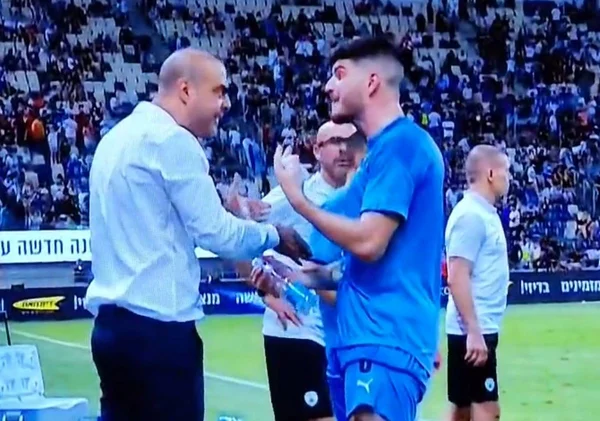 Jogador sub-21 de Israel recebe tapa na cara de técnico; veja