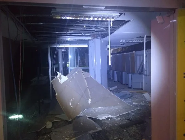 Bandidos explodem caixas eletrônicos em agência bancária no DF