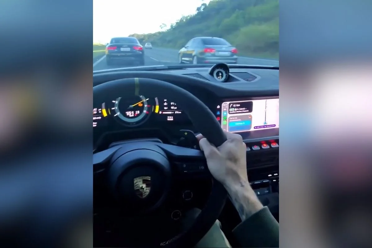 Porsche de R$ 2 milhões é apreendida após dono postar vídeos a 300 km/h Porsche de R$ 2 milhões é apreendida após dono postar vídeos a 300 km/h