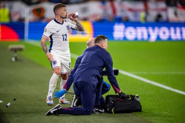 Imagem colorida Kieran Trippier, na beira do gramado na Eurocopa- Metrópoles