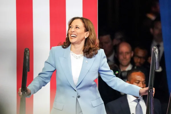 Imagem colorida de Kamala Harris - Metrópoles