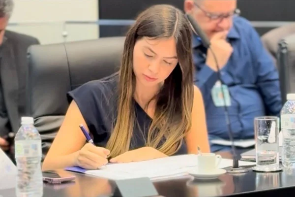 Imagem colorida mostra Fabiana Bolsonaro - Metrópoles