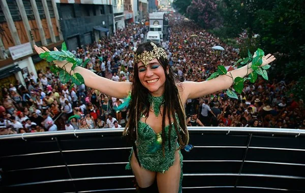 Alessandra Negrini dança funk e dá recado a “macho mal-educado”