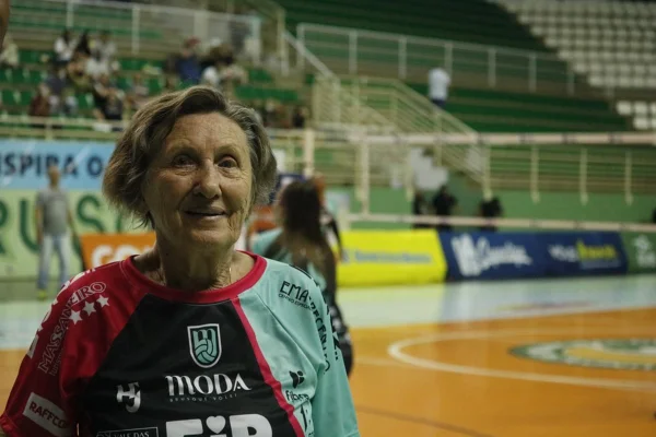 Após jogar partida de vôlei aos 85 anos, brasileira entra no Guinness