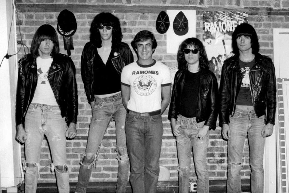 <b>Danny Says:</b> este documentário traça um perfil do excêntrico Danny Fields, que ajudou a lançar artistas inovadores que se tornaram ícones da música, como Iggy Pop e Alice Cooper. Assista ao <a href="https://youtu.be/meSY7G4oZDw" target="_blank" rel="noopener">trailer</a> <b>Danny Says:</b> este documentário traça um perfil do excêntrico Danny Fields, que ajudou a lançar artistas inovadores que se tornaram ícones da música, como Iggy Pop e Alice Cooper. Assista ao <a href="https://youtu.be/meSY7G4oZDw" target="_blank" rel="noopener">trailer</a>
