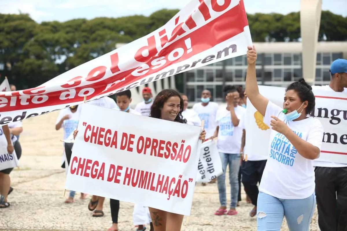 Familiares de presos protestam por condições humanitárias no sistema prisional Familiares de presos protestam por condições humanitárias no sistema prisional