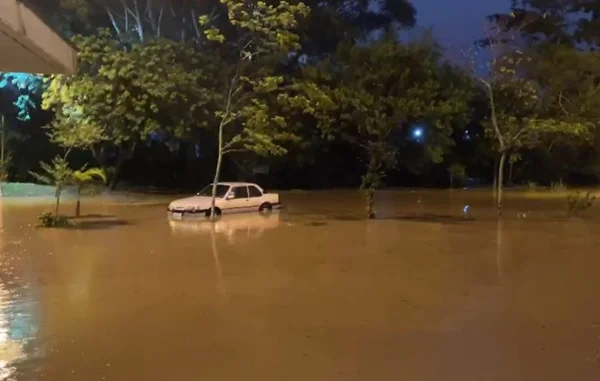 Chuva causa morte e estragos e bloqueia rodovias em Santa Catarina