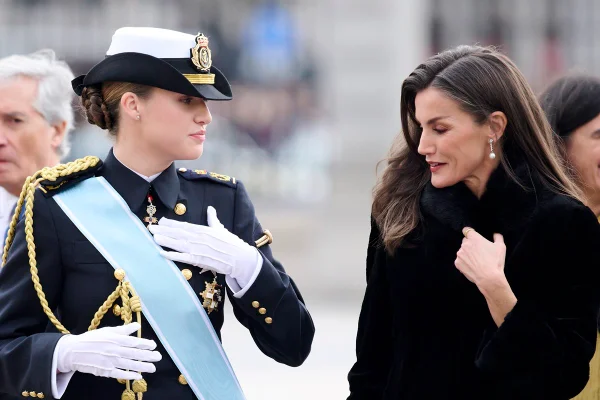 Foto colorida de mulher com traje militar ao lado de mulher com casaco de pele - Metrópoles