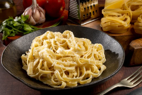 Aprenda a fazer macarrão Alfredo com brócolis super cremoso