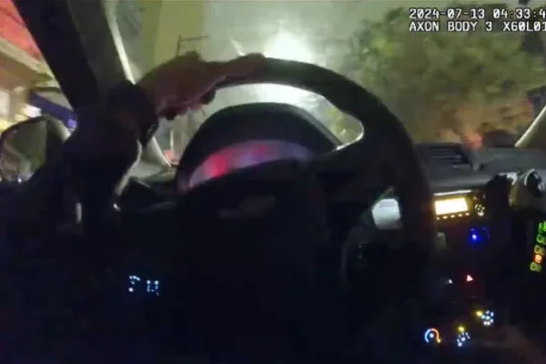 Imagem colorida de um registro de câmera de uma mão ao volante