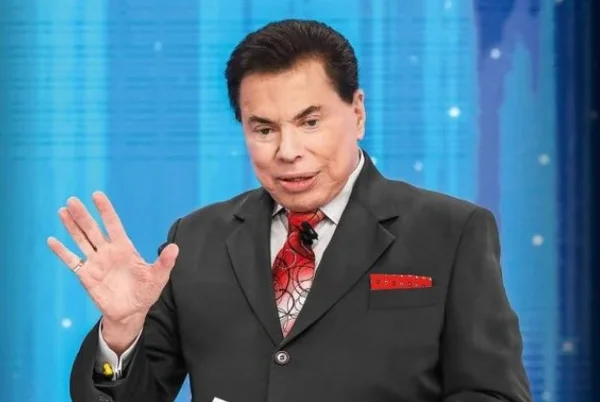Silvio Santos, dono do SBT. Ele tem cabelos ralos e escuros, tem pele claro e olho escuro – Metrópoles
