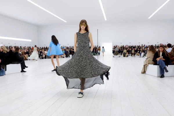 Loewe reinterpreta logo em fivelas metálicas e os clientes aprovam - destaque galeria