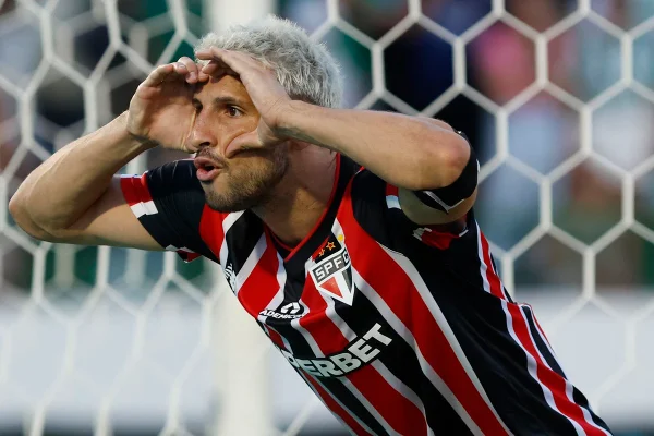 Foto colorida mostra o jogador Calleri, do São Paulo - Metrópoles