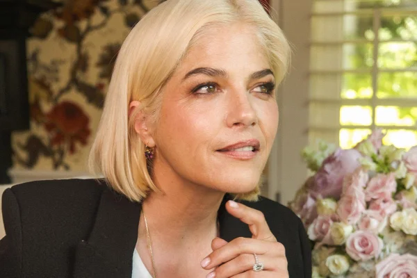 Selma Blair, de Legalmente Loira, é presa após morder comissária em voo - destaque galeria Selma Blair, de Legalmente Loira, é presa após morder comissária em voo - destaque galeria