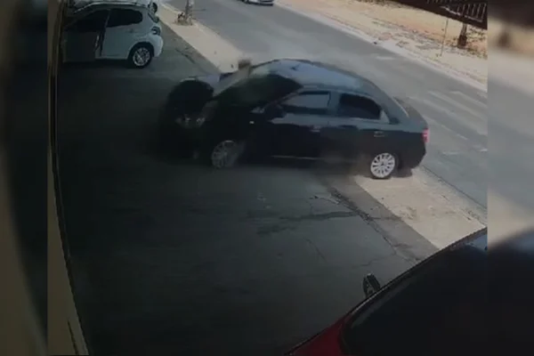 Imagem colorida de carro preto derrapando em via no DF