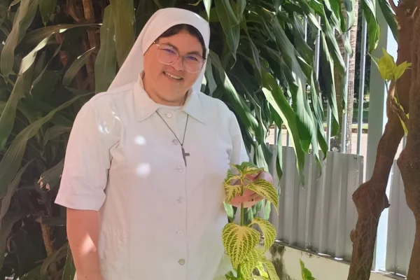 Foto colorida de mulher ao ar livre, vestida de branco - Metrópoles.