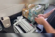 Investigadores usaram uma máquina para contar o montante Investigadores usaram uma máquina para contar o montante