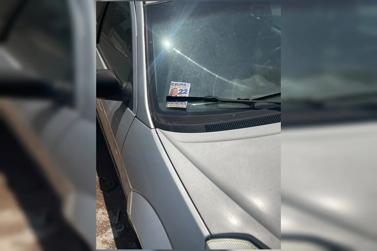 Santinhos falsos também foram colocados em para-brisas de veículos Santinhos falsos também foram colocados em para-brisas de veículos