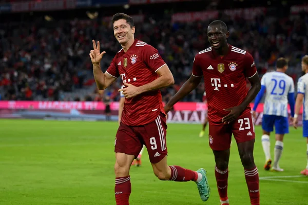 Lewandowski passa de 300 gols pelo Bayern e comanda goleada com hat-trick