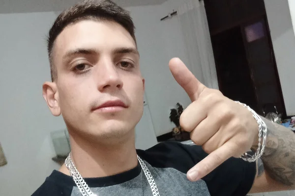 Filmado recebendo “beijo grego” do sogro, Juninho cria conteúdo adulto - Metrópoles