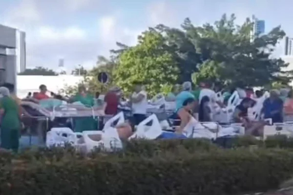 foto colorida e embaçada de pesoas em camas de hospital em jardim - metrópoles