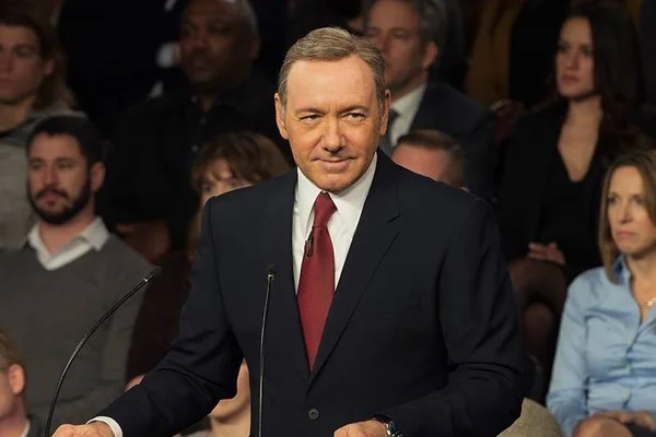 Frank Underwood assiste à cassação de Eduardo Cunha na TV Câmara
