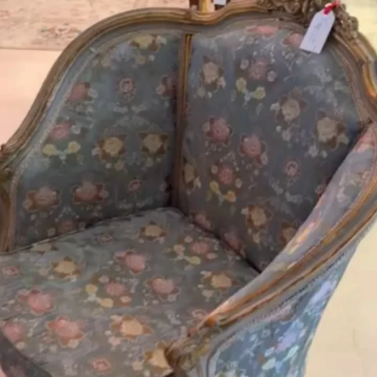 Poltrona que será colocada à venda. Poltrona que será colocada à venda.