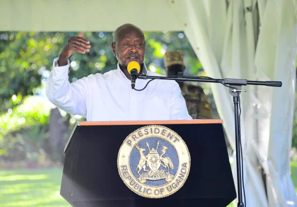 Presidente de Uganda diz que África deve “salvar o mundo” da homossexualidade