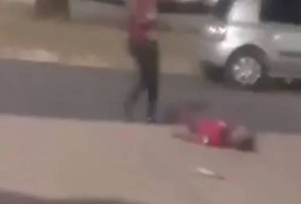homem sendo espancado
