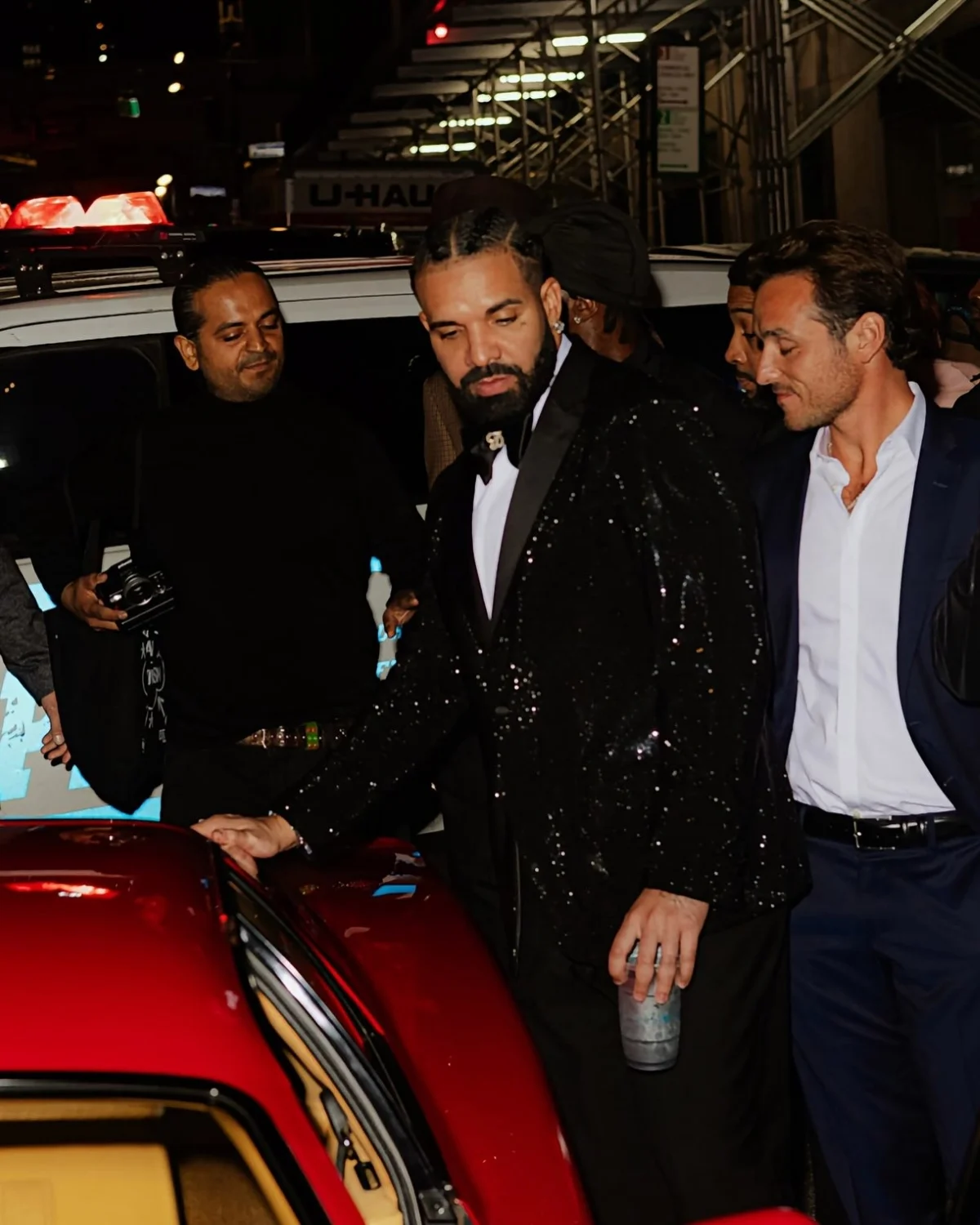Ferrari foi entregue para o cantor na festa Ferrari foi entregue para o cantor na festa
