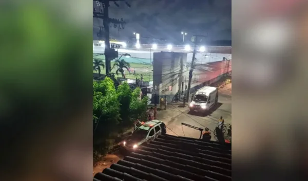 Campo de futebol com ambulância